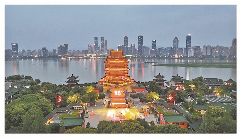 滕王阁景区夜景。