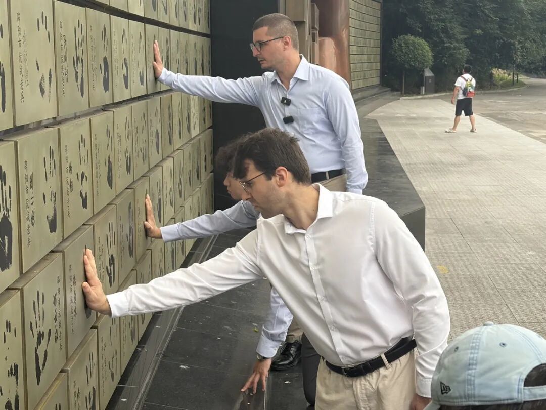 中法青年参观中国人民抗日战争胜利受降纪念馆 记者陈倩 王俐燃摄