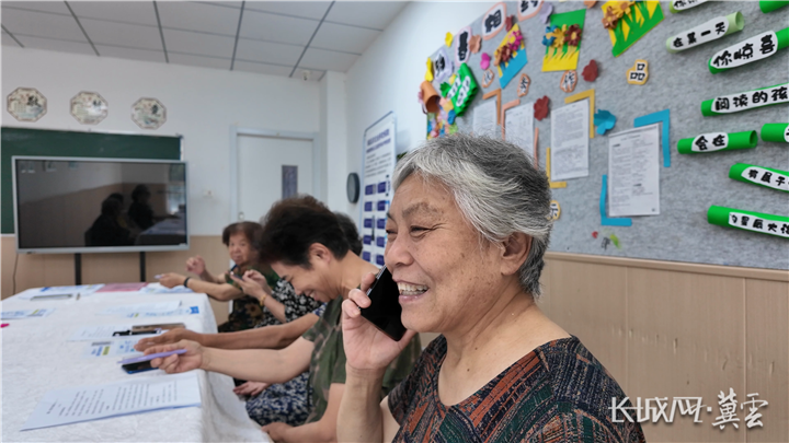 老年人接听民警打来的测试电话。长城网·冀云客户端记者 武佩剑 摄