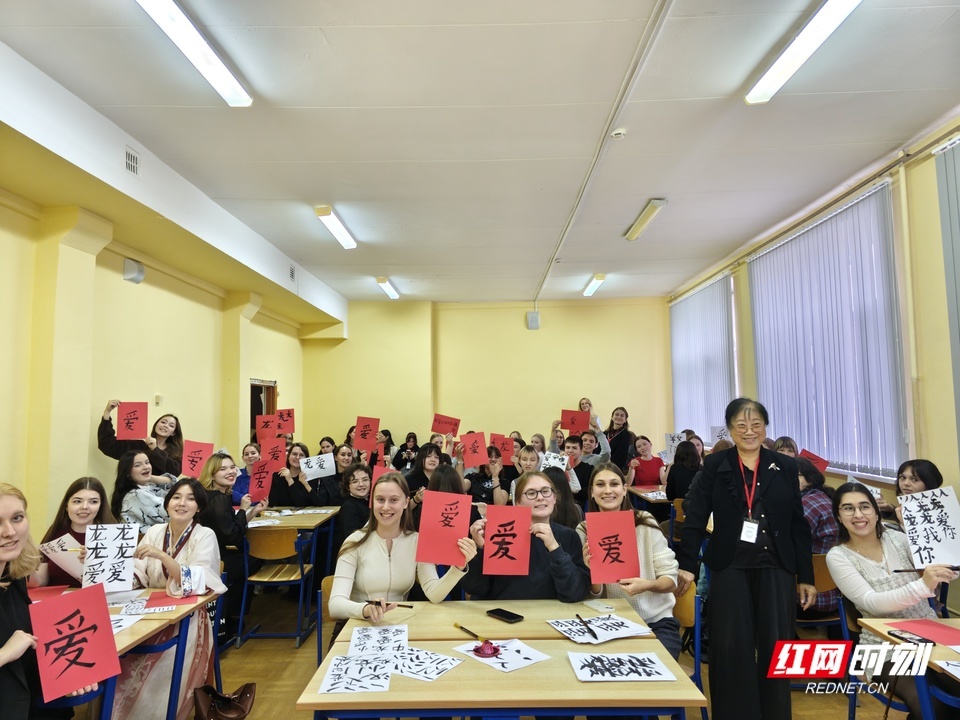 喀山联邦大学孔子学院的教师教学生写毛笔字(受访者提供)