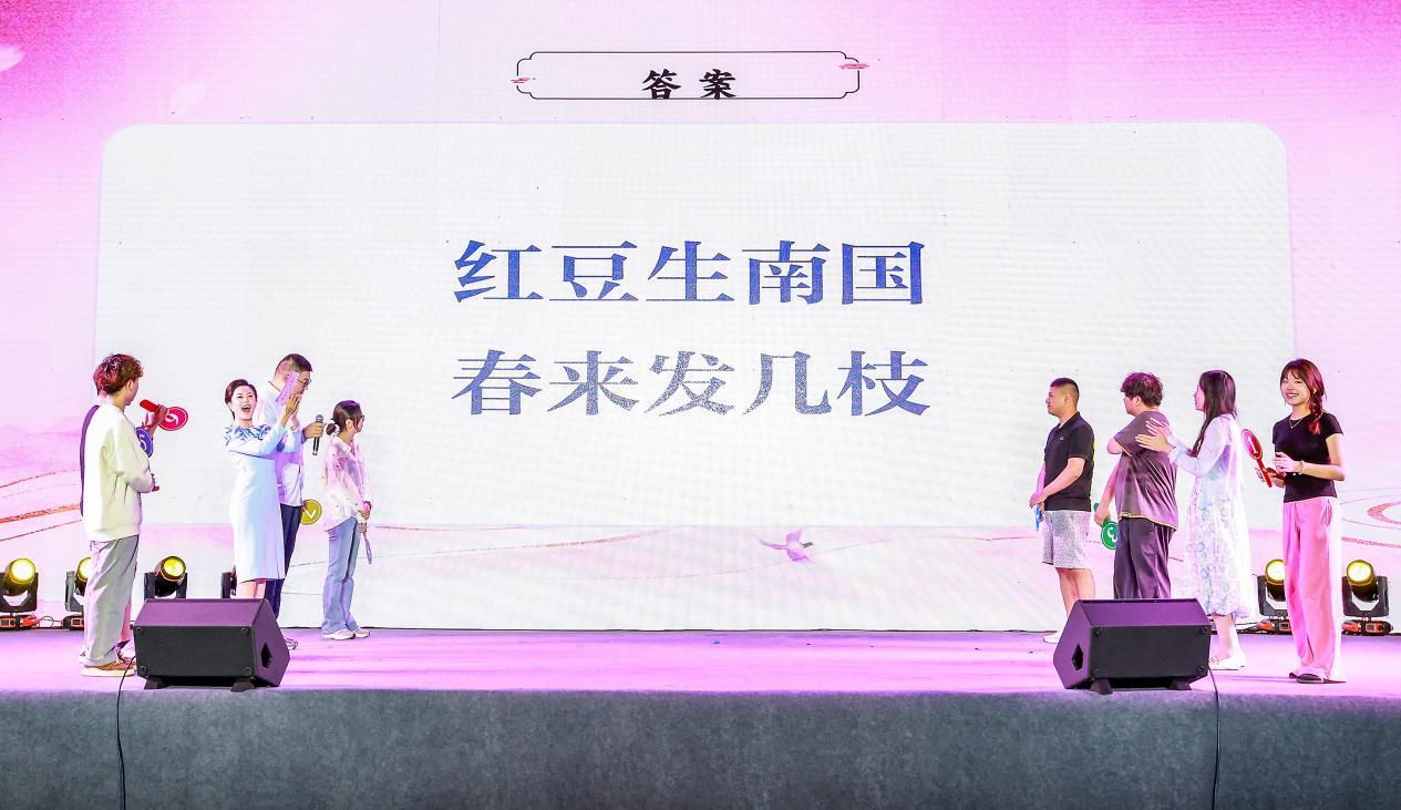 图为灯谜版“一站到底”互动