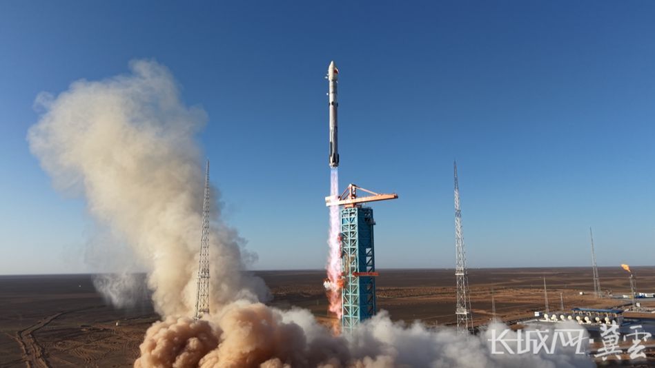 “雄安一号”卫星搭乘朱雀三号重复使用遥二运载火箭腾空而起。鸿擎科技供图
