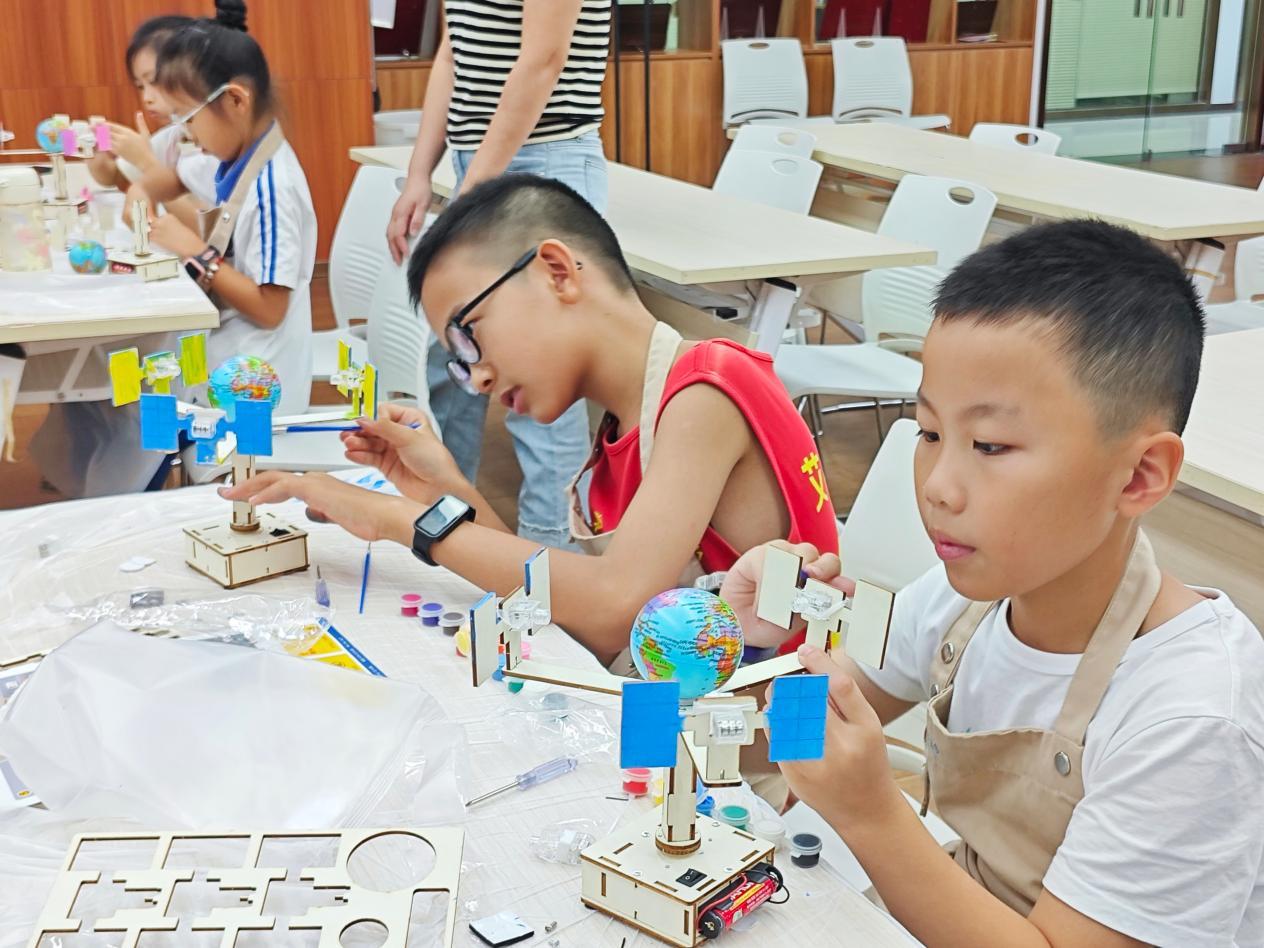 学玩嗨一夏！乐群社区“孩子开心 父母放心”青少年暑期守护计划欢乐收官
