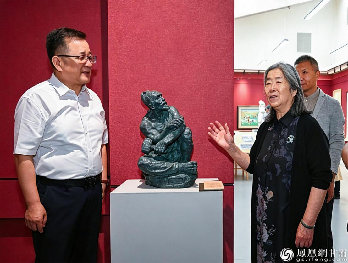 甘肃省雕塑院院长何鄂（前排右）介绍作品《巨匠》创作历程　王景景　摄