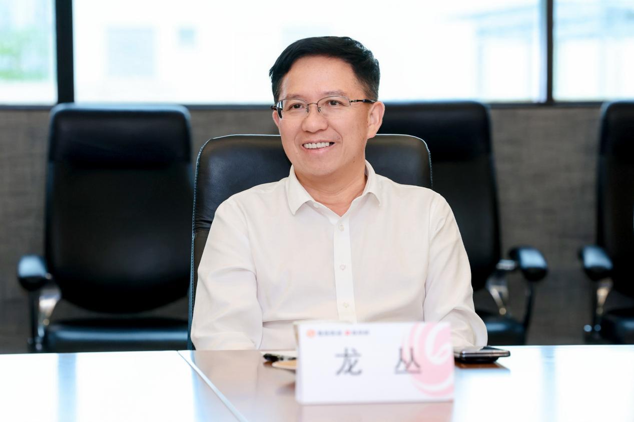 图 | 贵旅集团副董事长、总经理龙丛在与凤凰卫视、凤凰网座谈交流时发言