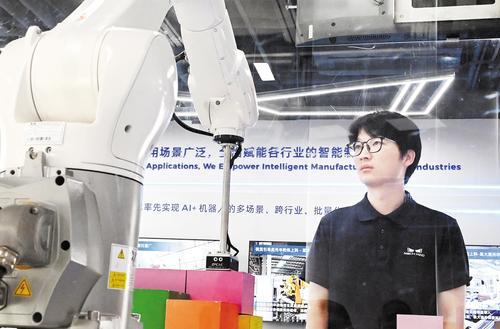 近日，梅卡曼德（雄安）机器人科技股份有限公司，工作人员正对产品进行测试。本报记者 刘光昱摄