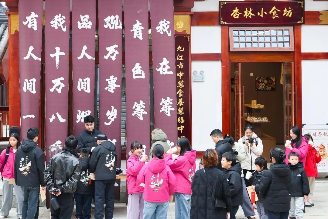 来庐山研学的学子们感受当地文化