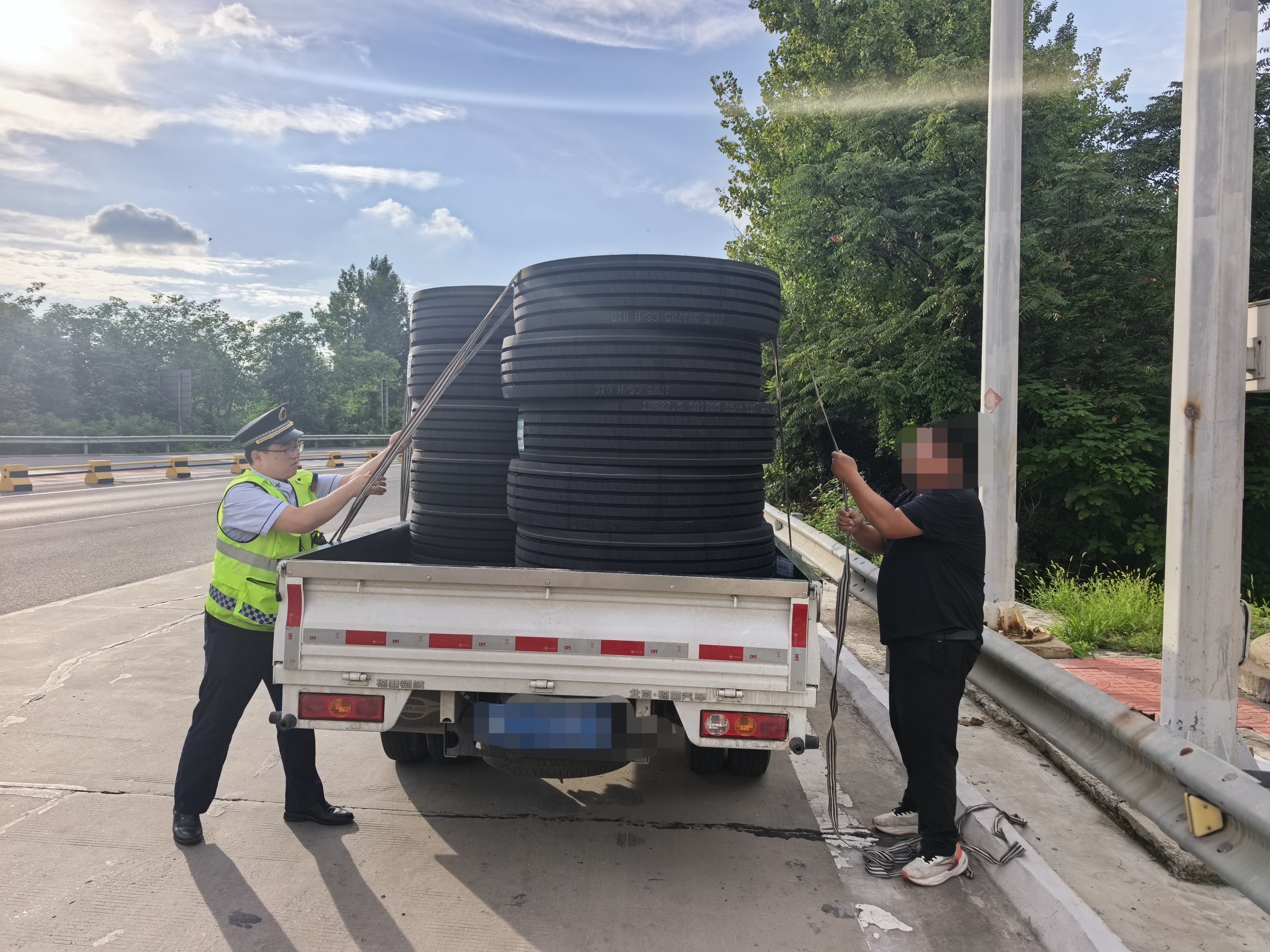 河北高速集团青银分公司赵县收费站：热心相助解难题 贴心服务暖司乘