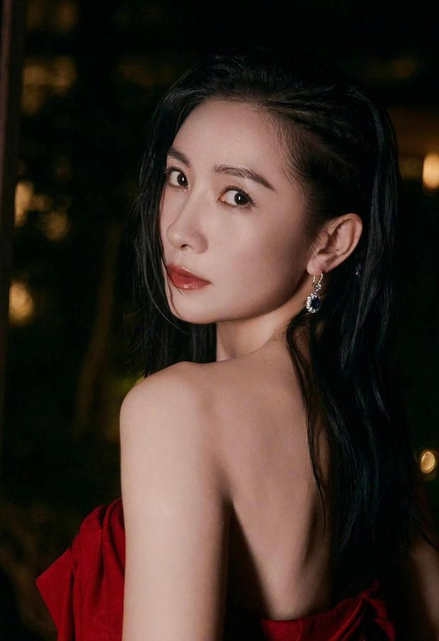 陶昕然精致动人。