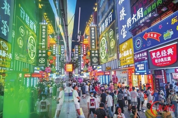 五一商圈人流如织。郭立亮 摄