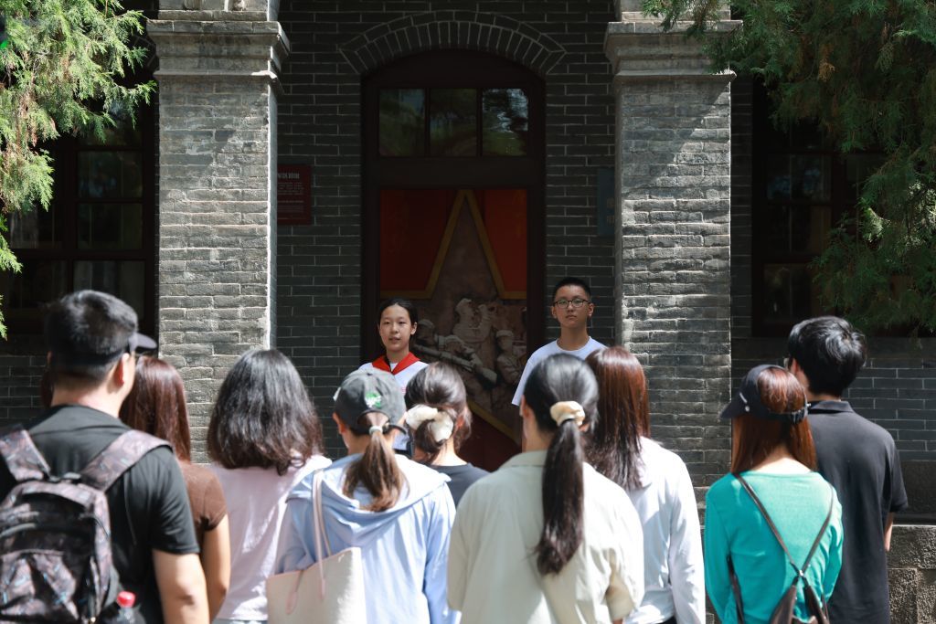 红领巾小小讲解员为游客讲解。新华社记者 岳文婷 摄
