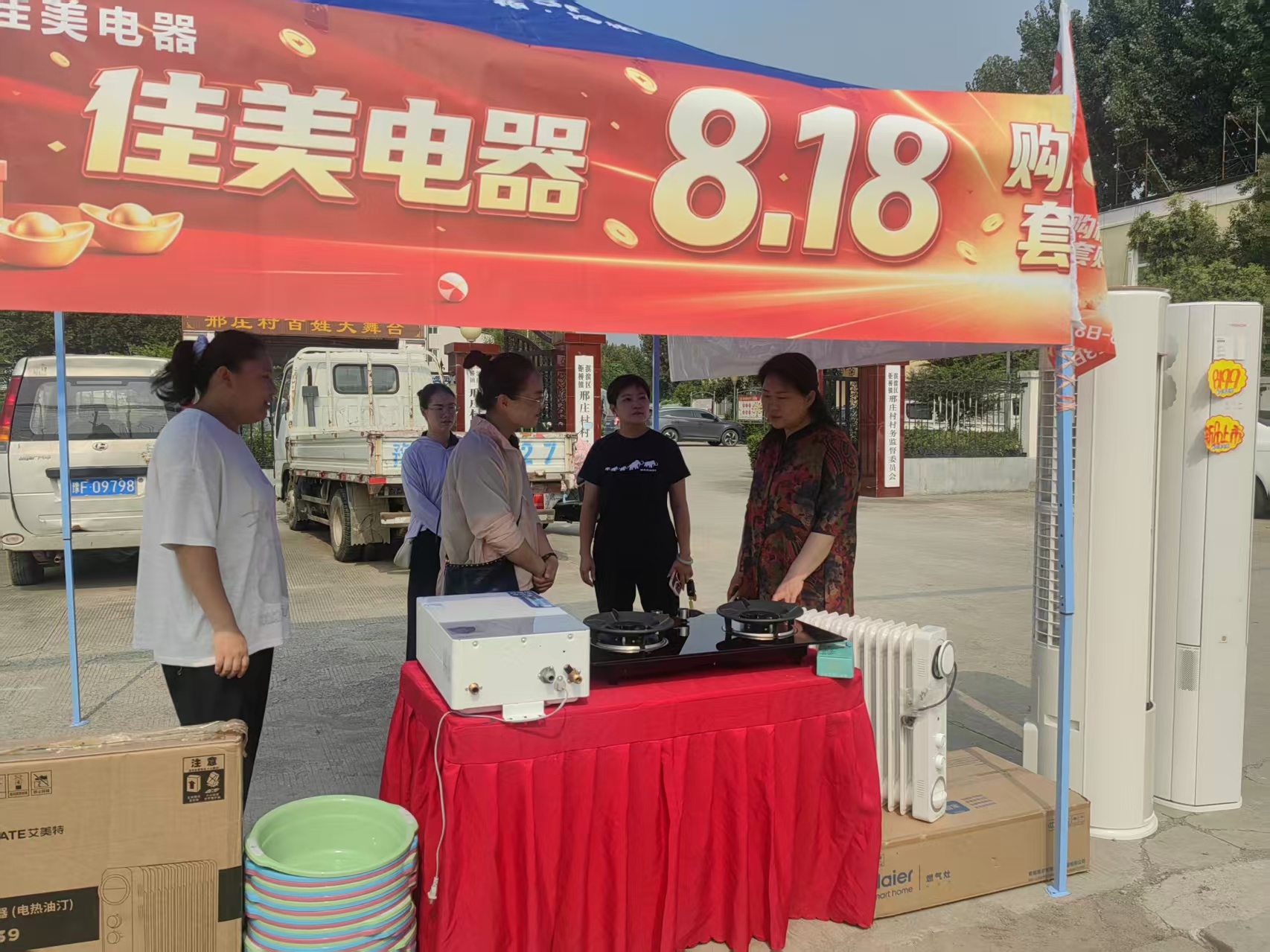 （设置政策咨询台 向过往群众详细讲解惠民政策 李敏摄）