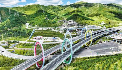 8月13日航拍的京礼高速“冰雪五环”彩虹桥。这里是从北京驾车抵达张家口市崇礼区的重要通道之一。本报记者 耿辉摄