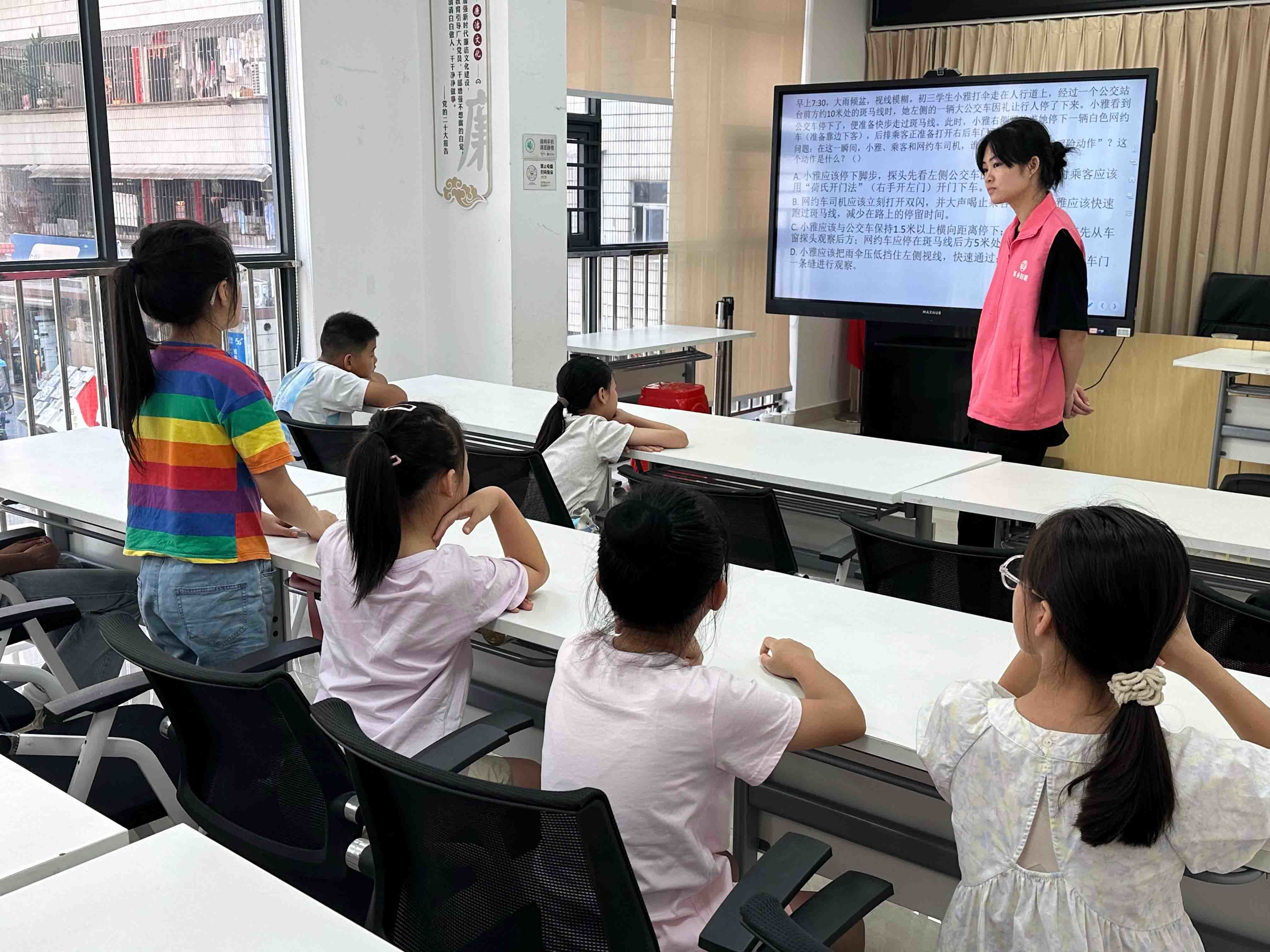 西乡街道流塘社区开展“安全童行,护航成长”小小安全卫士实训课堂