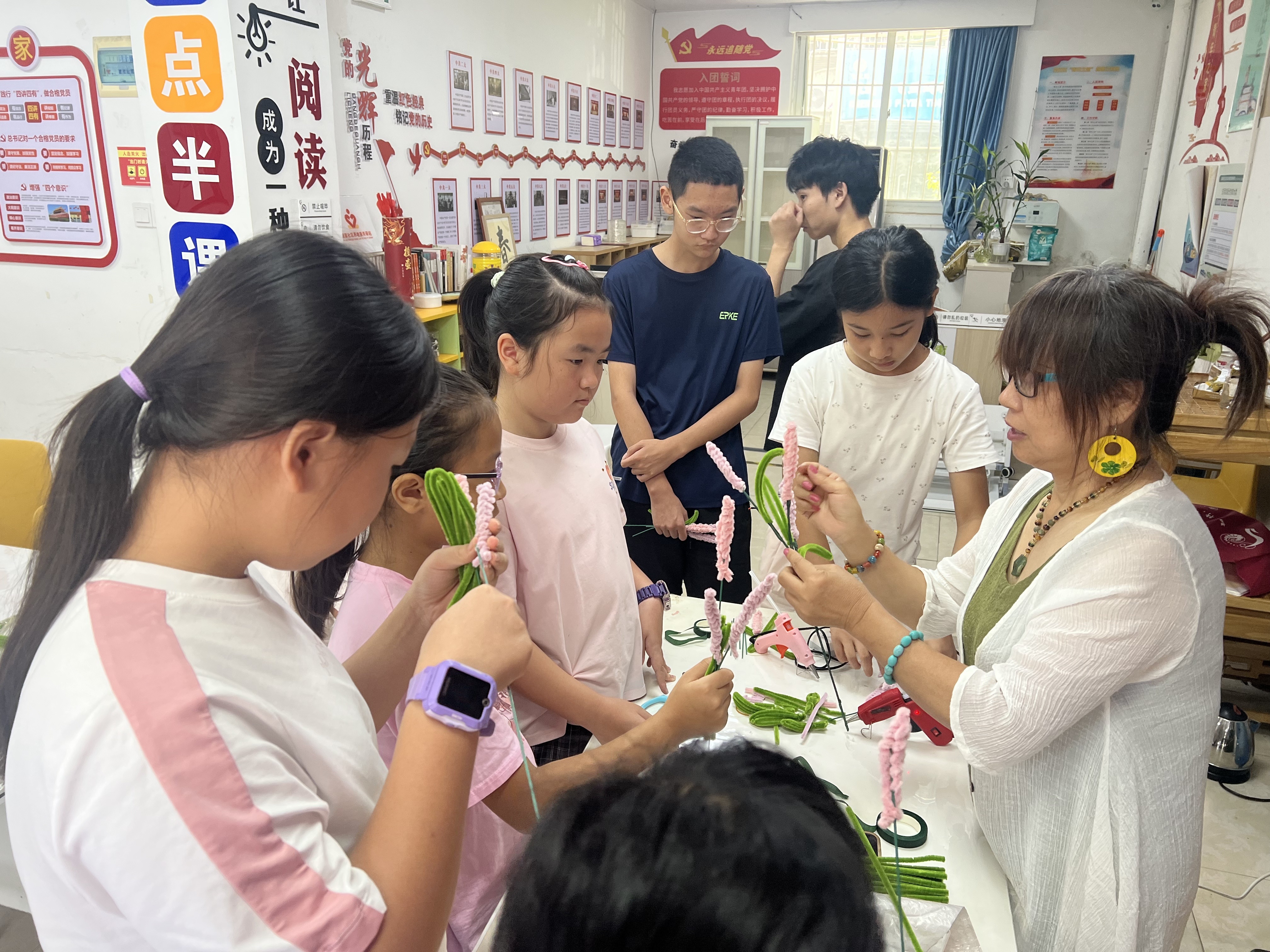 巧手传非遗 温情润社区——龙腾社区开展 青少年绒花手作活动