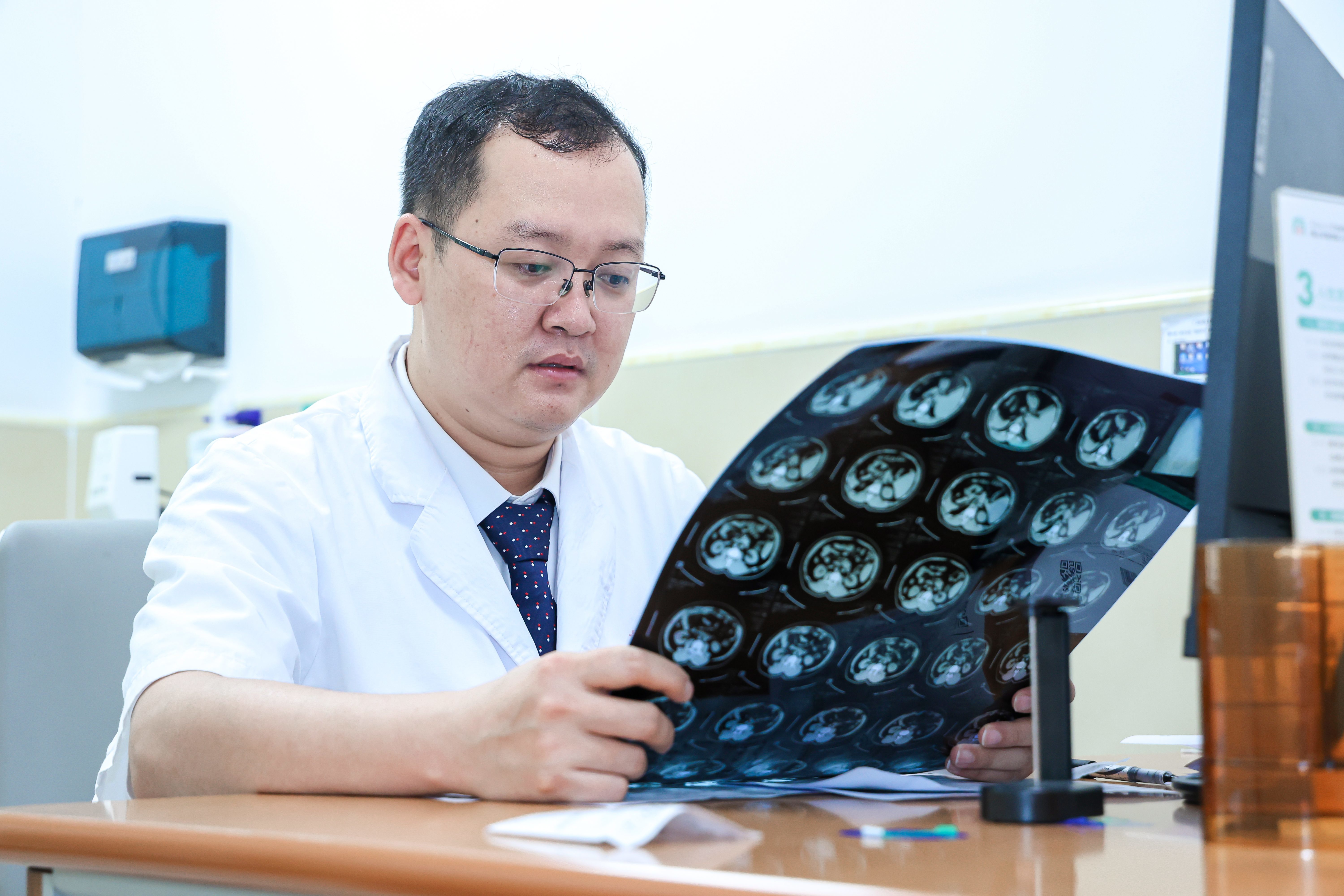 李柱在查看患者CT 影像胶片