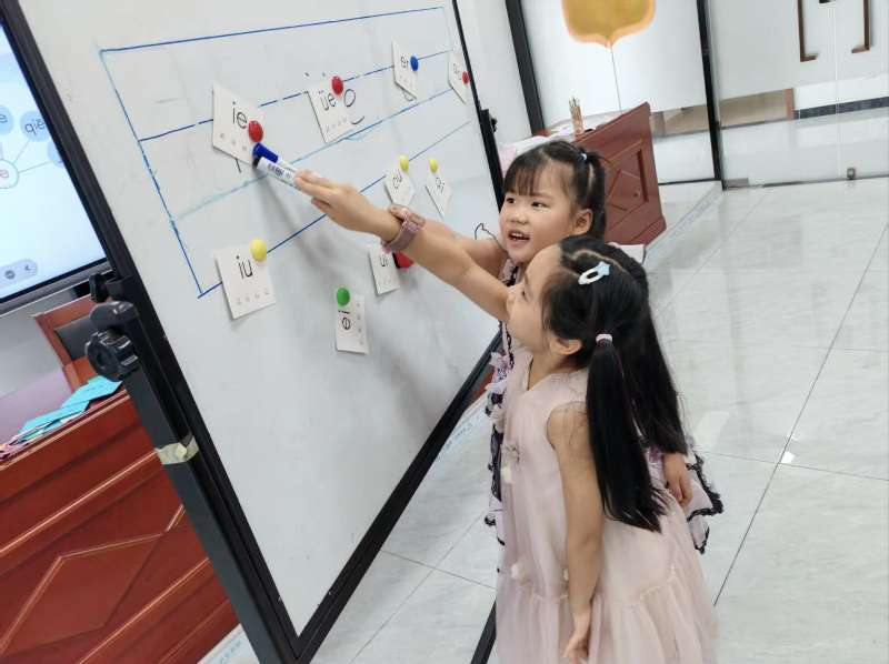 西乡街道共乐社区开展趣味学拼音系列课程