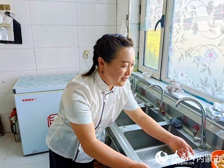 玉荣在景区餐饮店后厨忙碌着。人民网记者 富丽娟摄