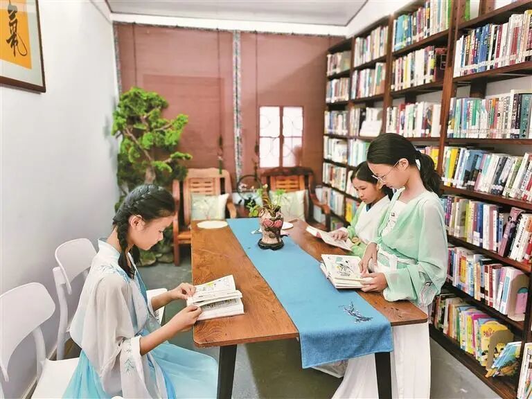 青少年在城市书房享受阅读的乐趣。