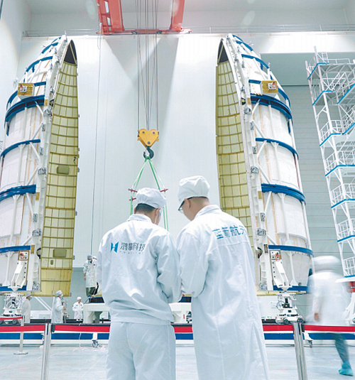 7月30日，鸿擎科技工作人员正进行星箭对接。鸿擎科技供图