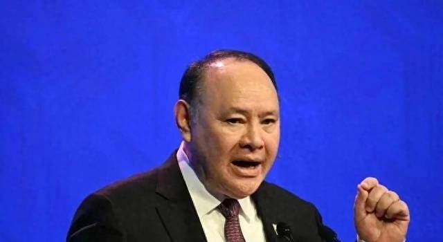 用军机把70名中国工东谈主押到马尼拉关押，菲防长特奥多罗赖事作念尽了