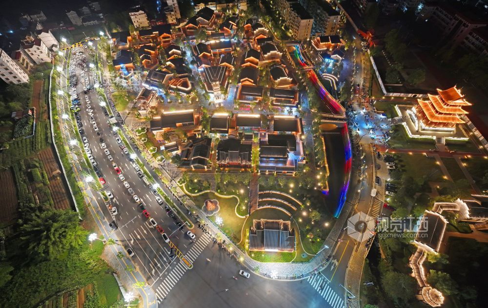 2026年8月15日,江西省吉安市泰和县十里西昌·小城故事历史文化街区灯火璀璨,市民们看非遗民俗表演、品特色美食、赏夜色美景,乐享多彩夜生活。