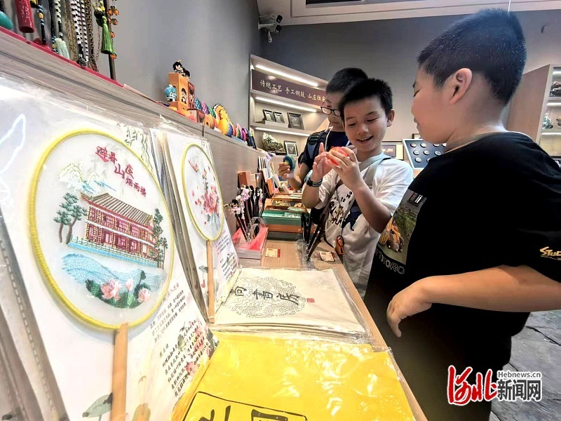8月16日,几位小朋友在承德避暑山庄烟雨楼“承心呈益”官方文创店挑选文创产品。河北日报记者 陈宝云摄