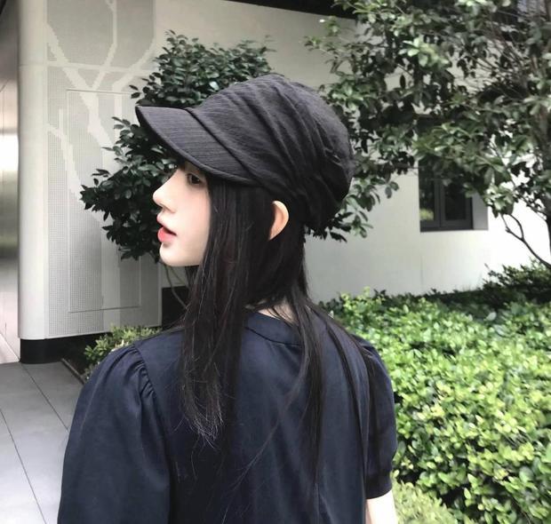 鞠婧祎好似精致娃娃。