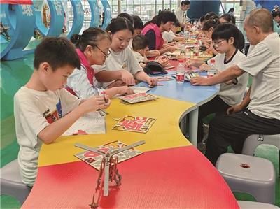 孩子们在爱心妈妈的陪伴下制作直升机模型。