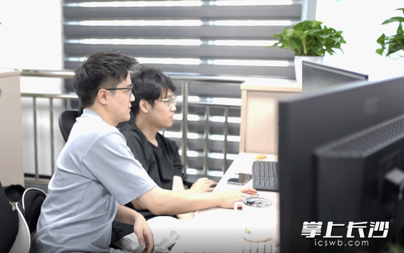 长沙顶材科技有限公司内,年轻的团队正在办公。