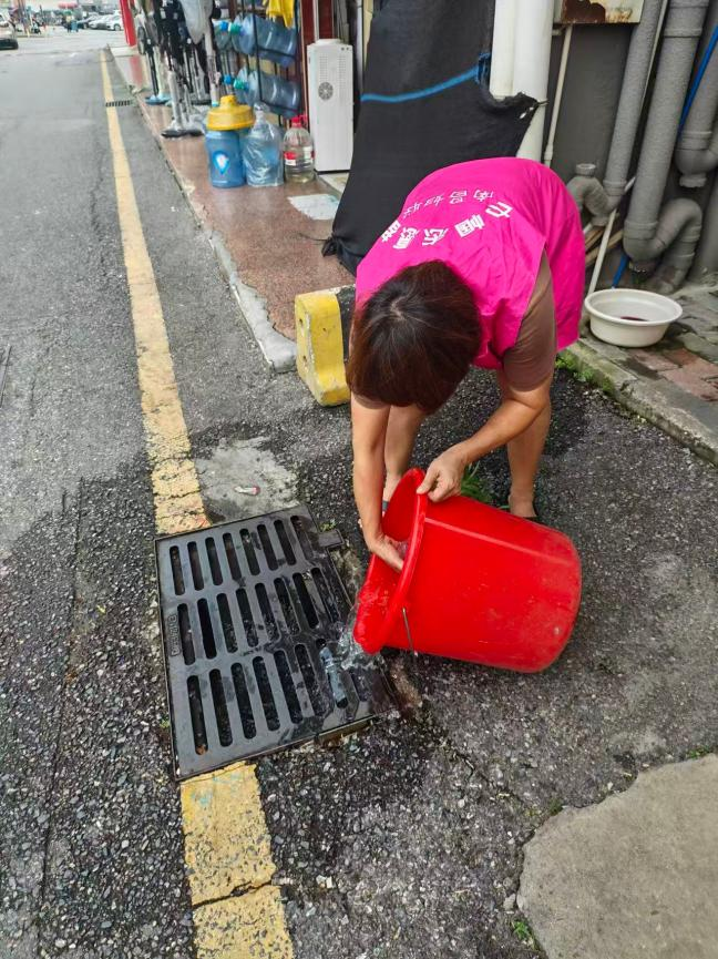 翻盆倒罐清积水！南昌社区巾帼志愿者投身“两热”防控，守护邻里健康