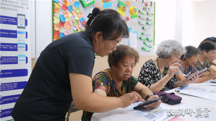 秦皇岛市海港医院医生(左一)讲解如何使用手机挂号。长城网·冀云客户端记者 武佩剑 摄