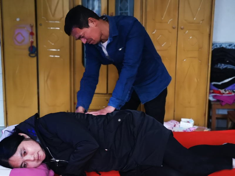 李福悉心照料叶宁敏，为其按摩.png
