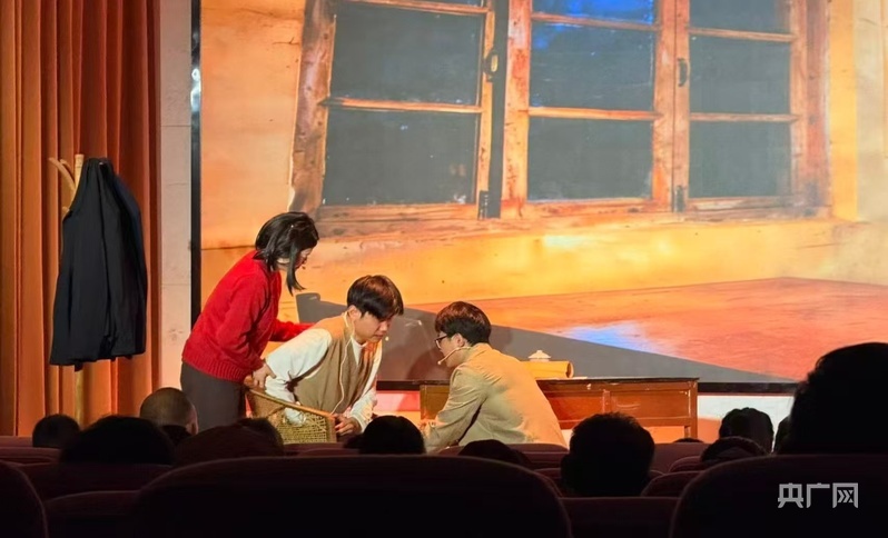 《一把藤椅》情景剧演出现场(央广网发 赵琳 摄)
