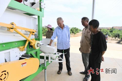 邓俊忠指导村民学习农耕机械使用技能