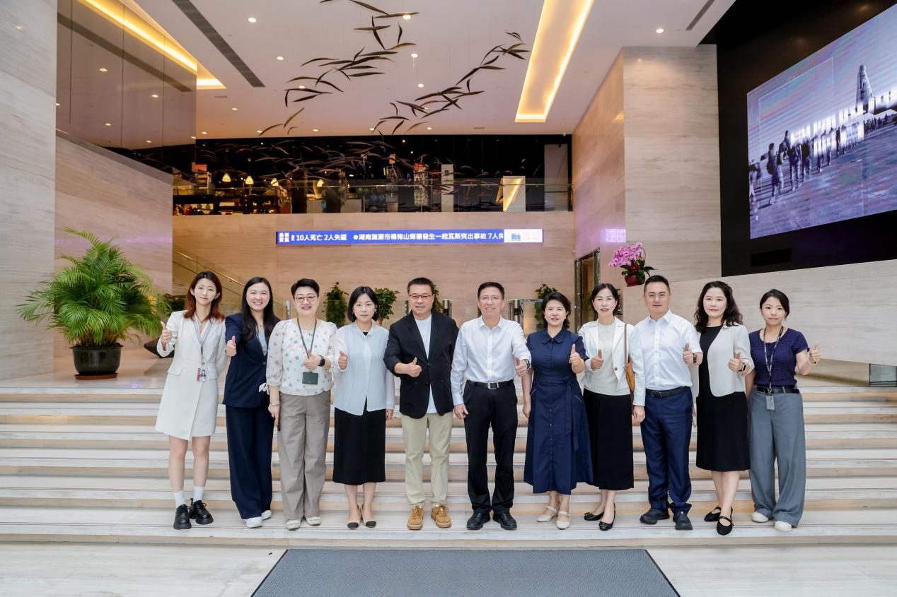 图 | 贵旅集团代表团与凤凰卫视、凤凰网相关负责人合影