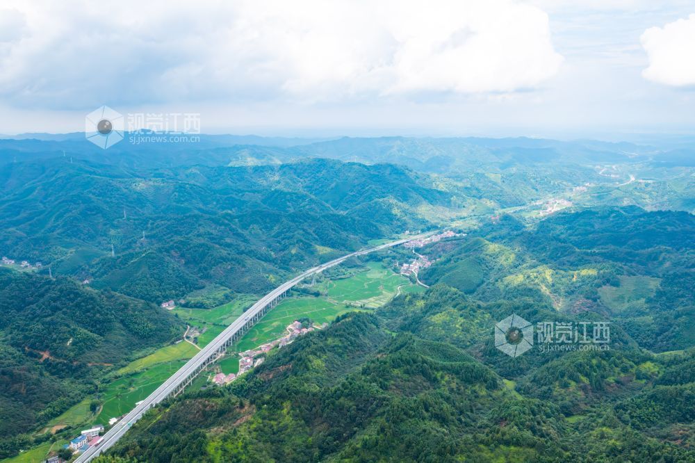 8月18日，航拍下的江西省泰和县中龙乡良坪村。