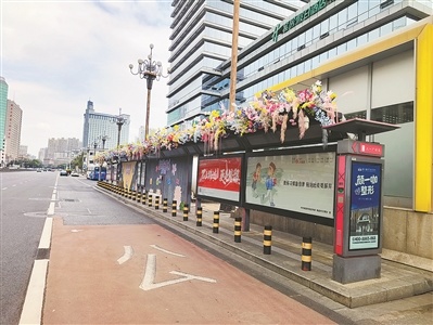花艺装饰为公交站台增添了浪漫氛围
