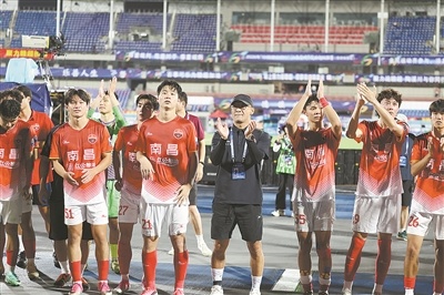 南昌队球员赛后向球迷致谢