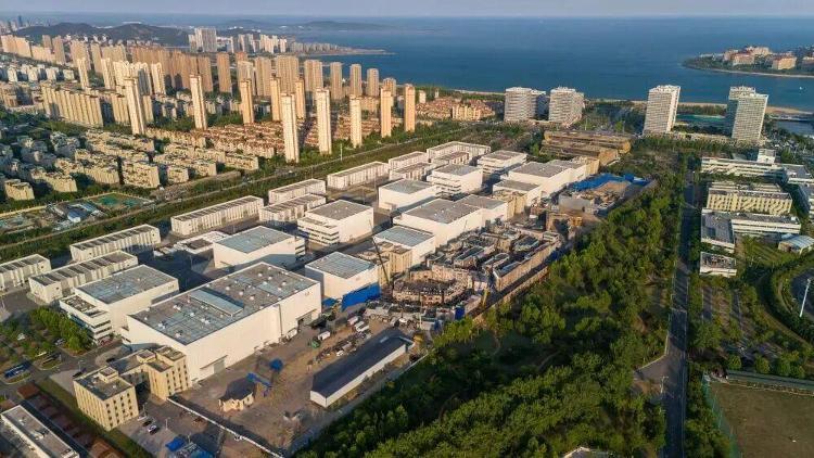 东方影都影视产业园全景，“龙餐馆”及其所处小镇的场景在此室外搭建。图源丨新华社
