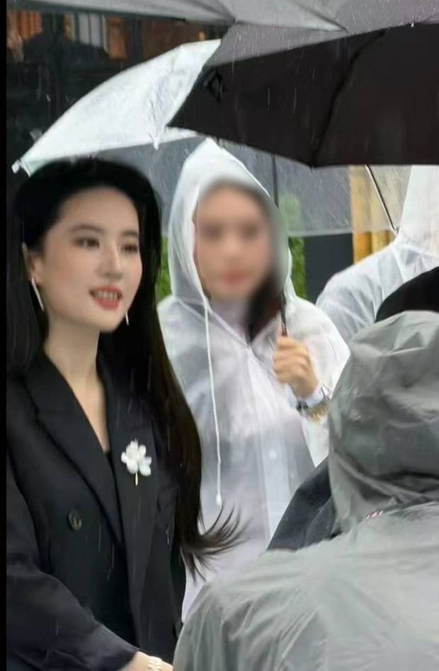 搜狐娱乐讯 8月18日，刘亦菲现身成都参加活动，照片里的她穿着黑色西装，气场全开，状态超好。