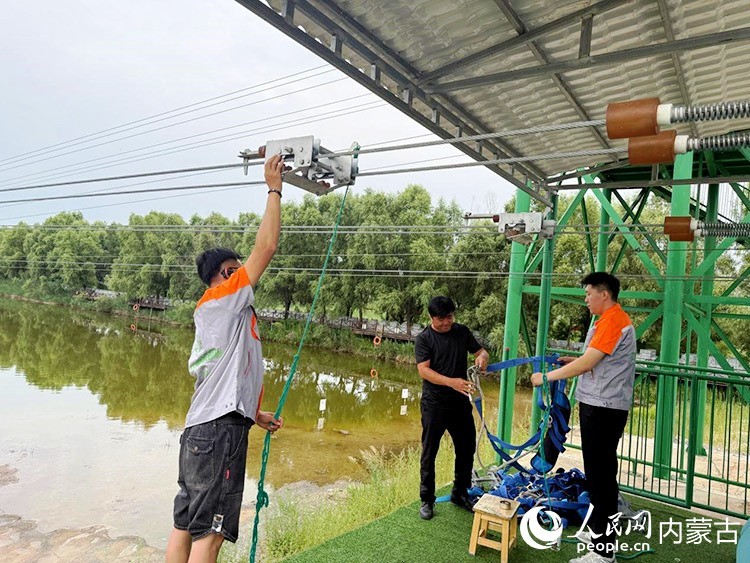 张振东(右)和发小一起调试设备。人民网记者 孟佳澍摄