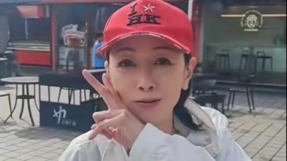 香港影坛女神在中山街头被偶遇，56岁身形清瘦变化好大