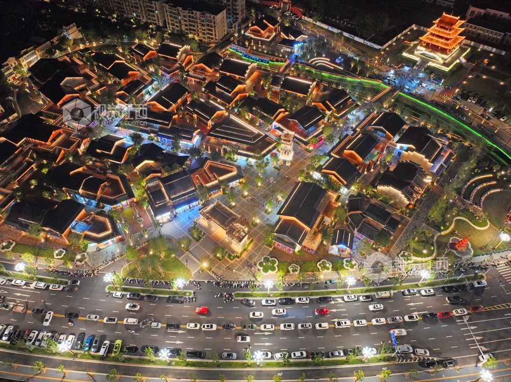 2026年8月15日,江西省吉安市泰和县十里西昌·小城故事历史文化街区灯火璀璨,市民们看非遗民俗表演、品特色美食、赏夜色美景,乐享多彩夜生活。近年来,江西泰和县积极发展城乡“夜经济”,丰富夜市业态,点亮市民夜生活,为当地“夜经济”发展注入“夜动能”。