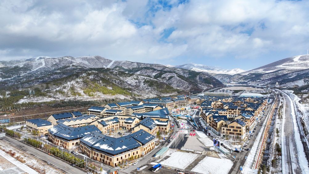 图为2025年11月8日拍摄的位于崇礼的北京冬奥会张家口冬奥村（无人机照片）。新华社发（高伟成摄）