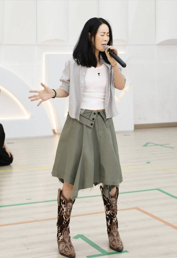 那英深情演唱。