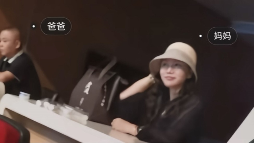 王俊凯广州演唱会父母现身,妈妈很年轻,给粉丝送伴手礼合照害羞