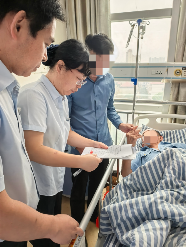 恒安支行工作人员上门核实情况并为客户办理业务