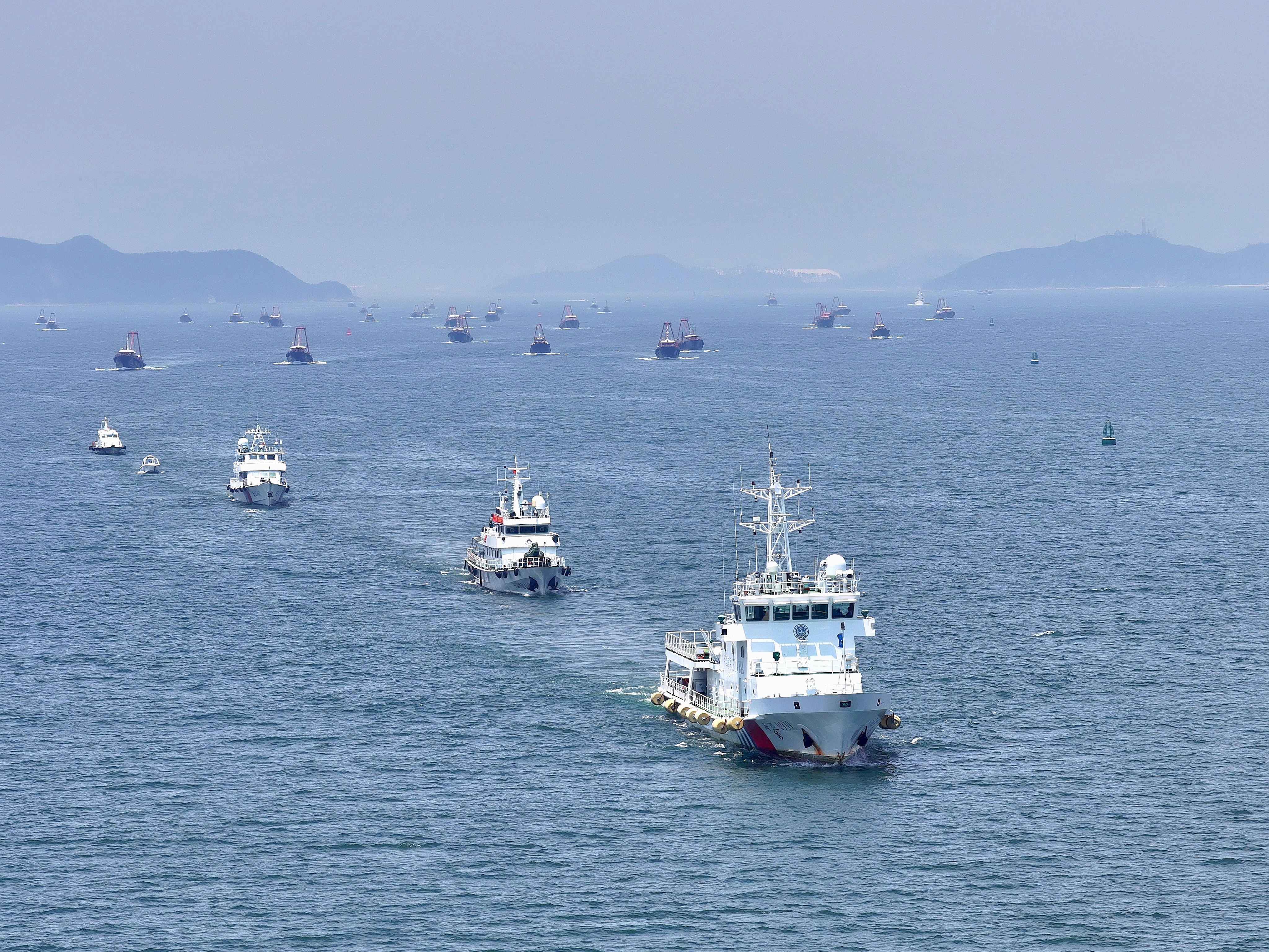 百舸竞发启新渔 深惠两地多部门联合护航南海开渔首日水上安全