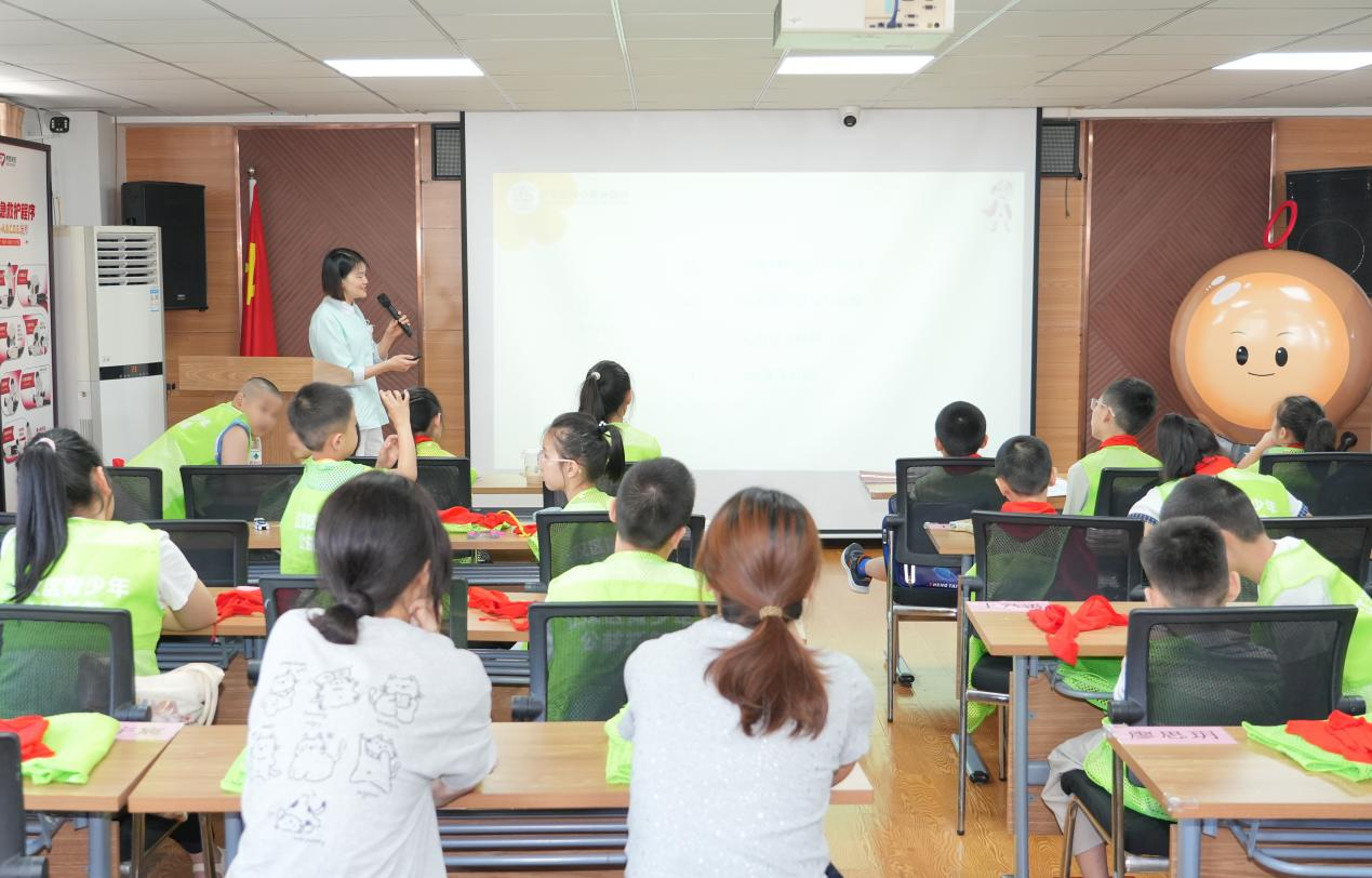 在打铜社区爱心托管班，医护人员现场授课